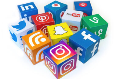 Όλο και περισσότερες χώρες απαγορεύουν τα social media σε ανηλίκους