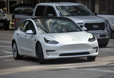 Σε μείωση τιμών για τα Model Y, X, S κατά δύο χιλιάδες δολάρια προχωρά η Tesla στις ΗΠΑ και στην Ευρώπη