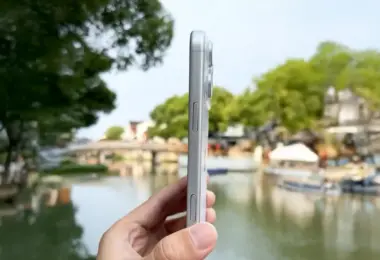 Το πιο παχύ και βαρύ iPhone 17 Pro Max “αποκαλύφθηκε” σε νέο βίντεο