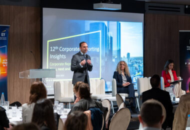 EY: Νέα εποχή για τις εταιρικές αναφορές με AI, CSRD και εξελίξεις στα πρότυπα IFRS και ESRS