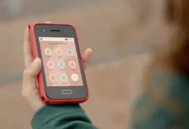 XploraOne από την HMD: Το νέο υβριδικό τηλέφωνο για παιδιά