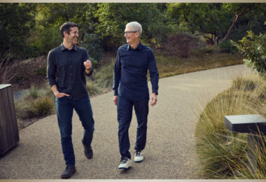 Apple: Ο Τιμ Κουκ αποχωρεί από τη θέση του CEO της εταιρείας και ορίζει διάδοχο τον Τζον Τέρνους