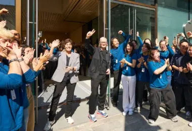 Ο Tim Cook σε «εποικοδομητικές» συνομιλίες με την ΕΕ για τη Siri και το DMA