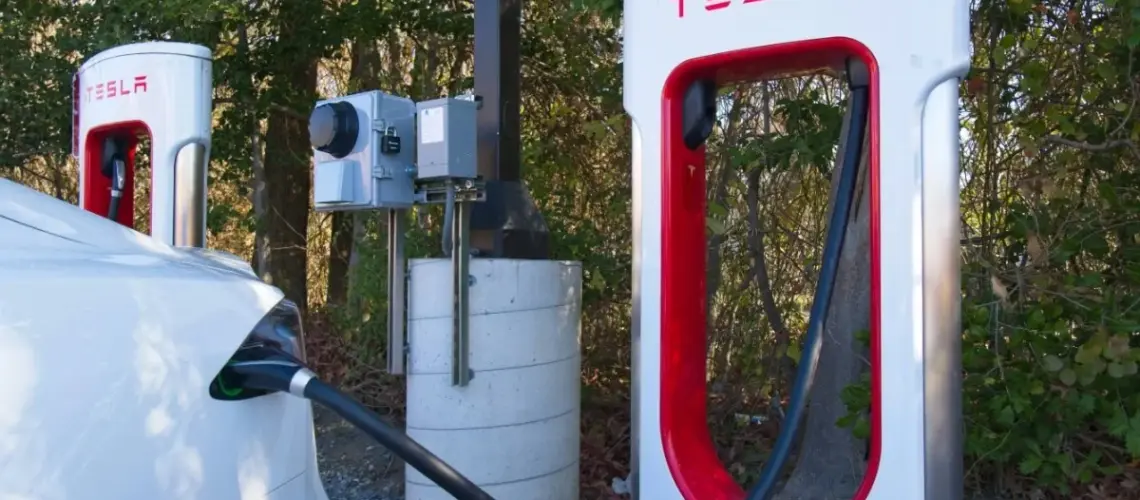 Νέα λειτουργία επιτρέπει στους οδηγούς Tesla να φεύγουν από τον Supercharger σε περίπτωση έκτακτης ανάγκης