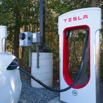 Νέα λειτουργία επιτρέπει στους οδηγούς Tesla να φεύγουν από τον Supercharger σε περίπτωση έκτακτης ανάγκης