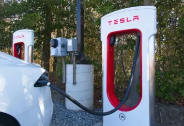 Νέα λειτουργία επιτρέπει στους οδηγούς Tesla να φεύγουν από τον Supercharger σε περίπτωση έκτακτης ανάγκης